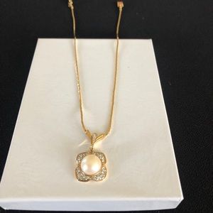 Nina Ricci Gold pearl necklace